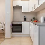 Seaside In The Woods With Balcony & 1 Bedroom By Renters Apartment *